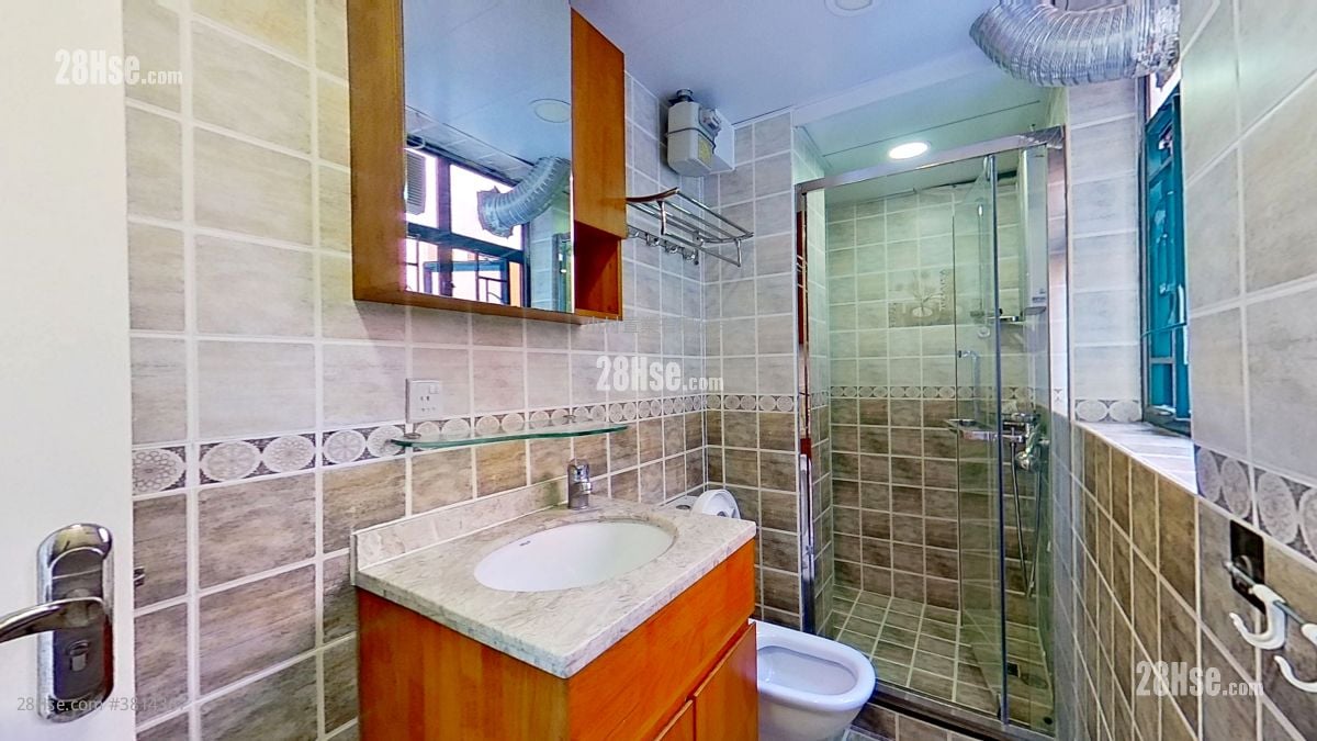 浴室: 金翠苑 租盘 3 房 , 2 浴室 661 平方尺