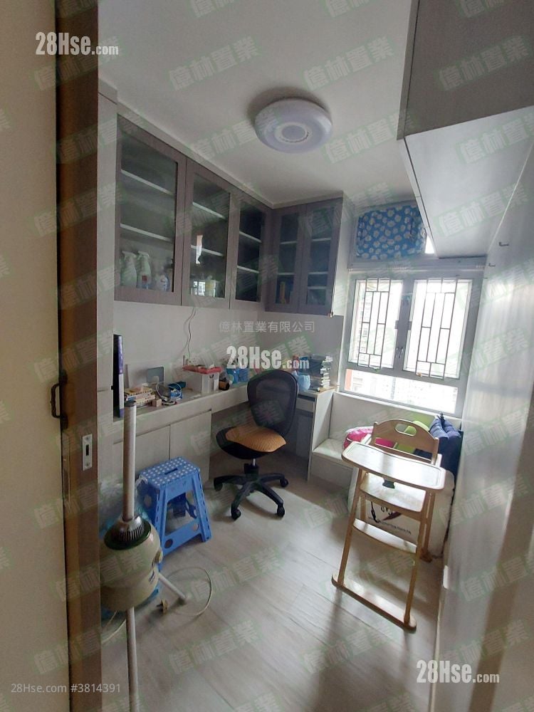 Hong Tin Court Sell 3 Bedrooms , 1 Bathroom 531 ft²