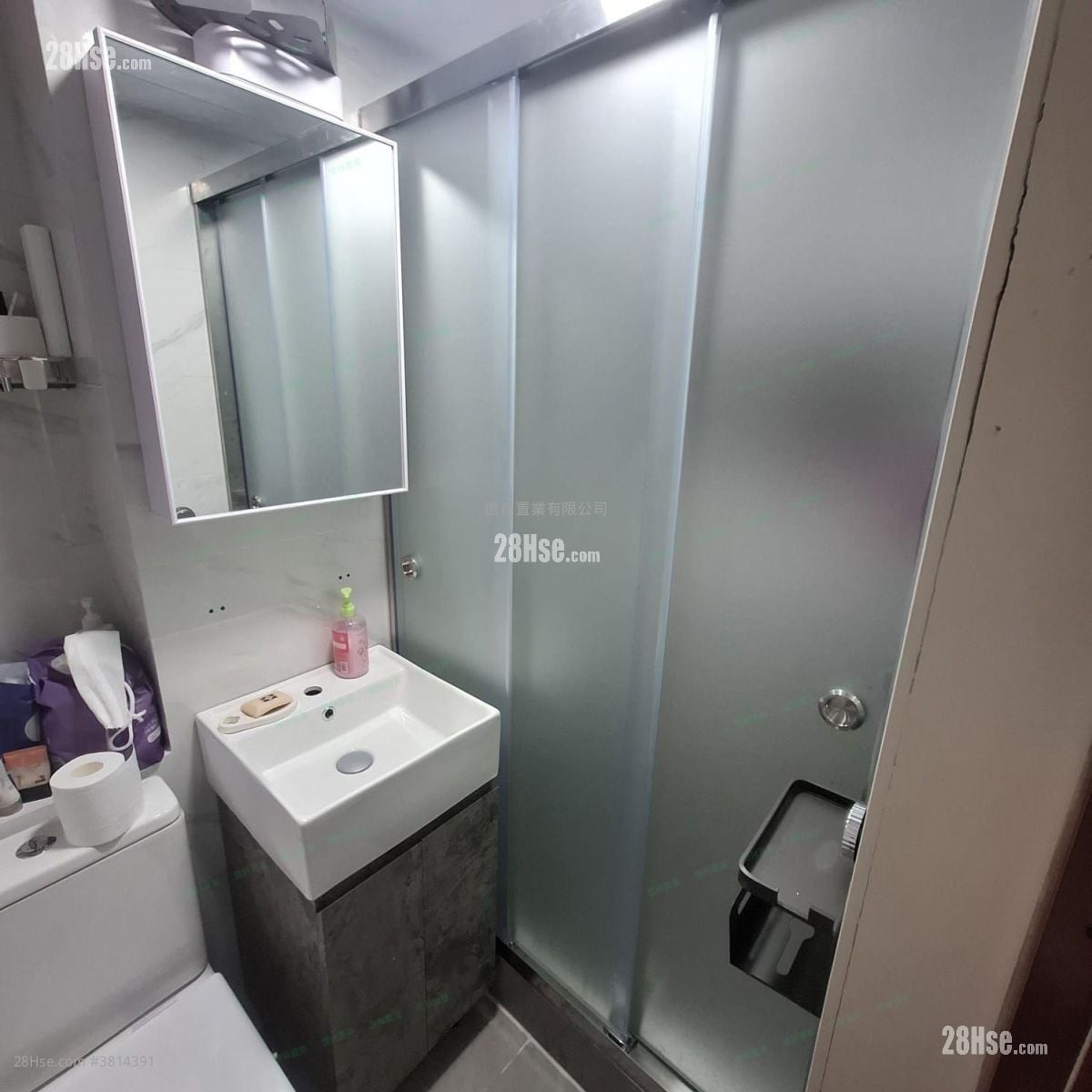 Hong Tin Court Sell 3 Bedrooms , 1 Bathroom 531 ft²
