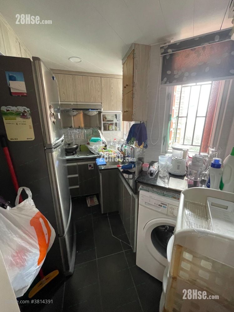 Hong Tin Court Sell 3 Bedrooms , 1 Bathroom 531 ft²