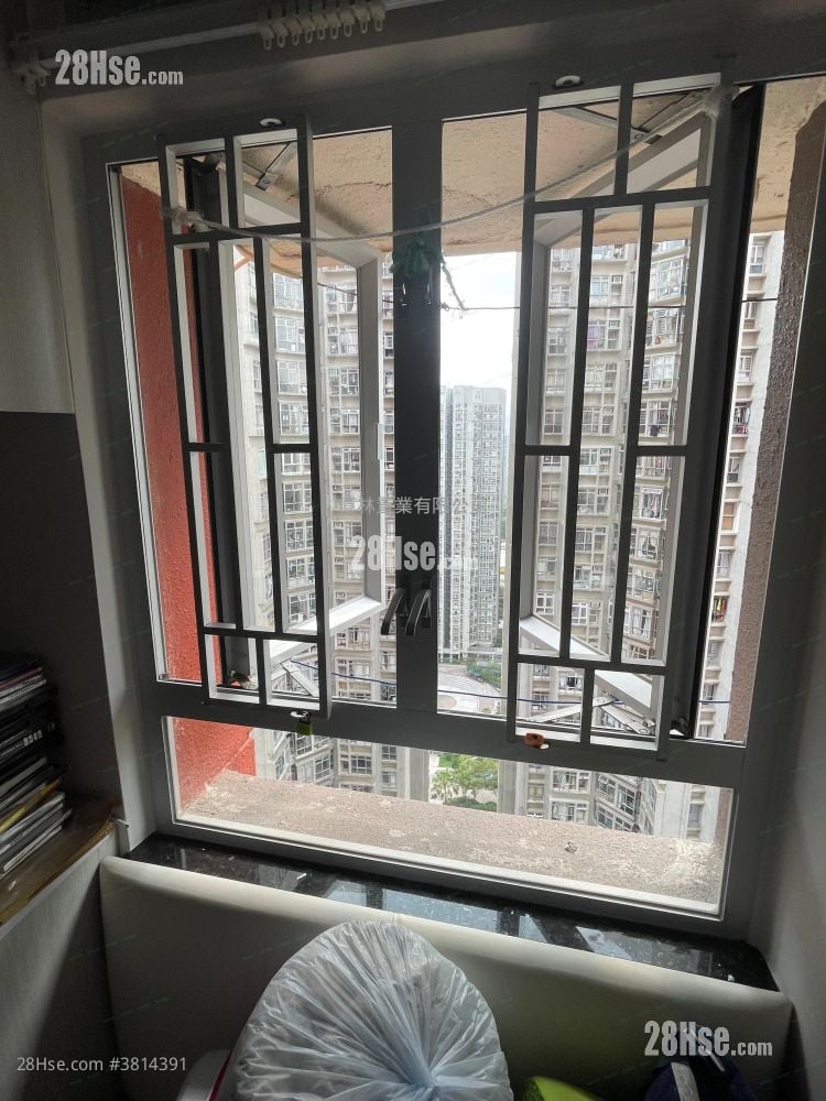 Hong Tin Court Sell 3 Bedrooms , 1 Bathroom 531 ft²