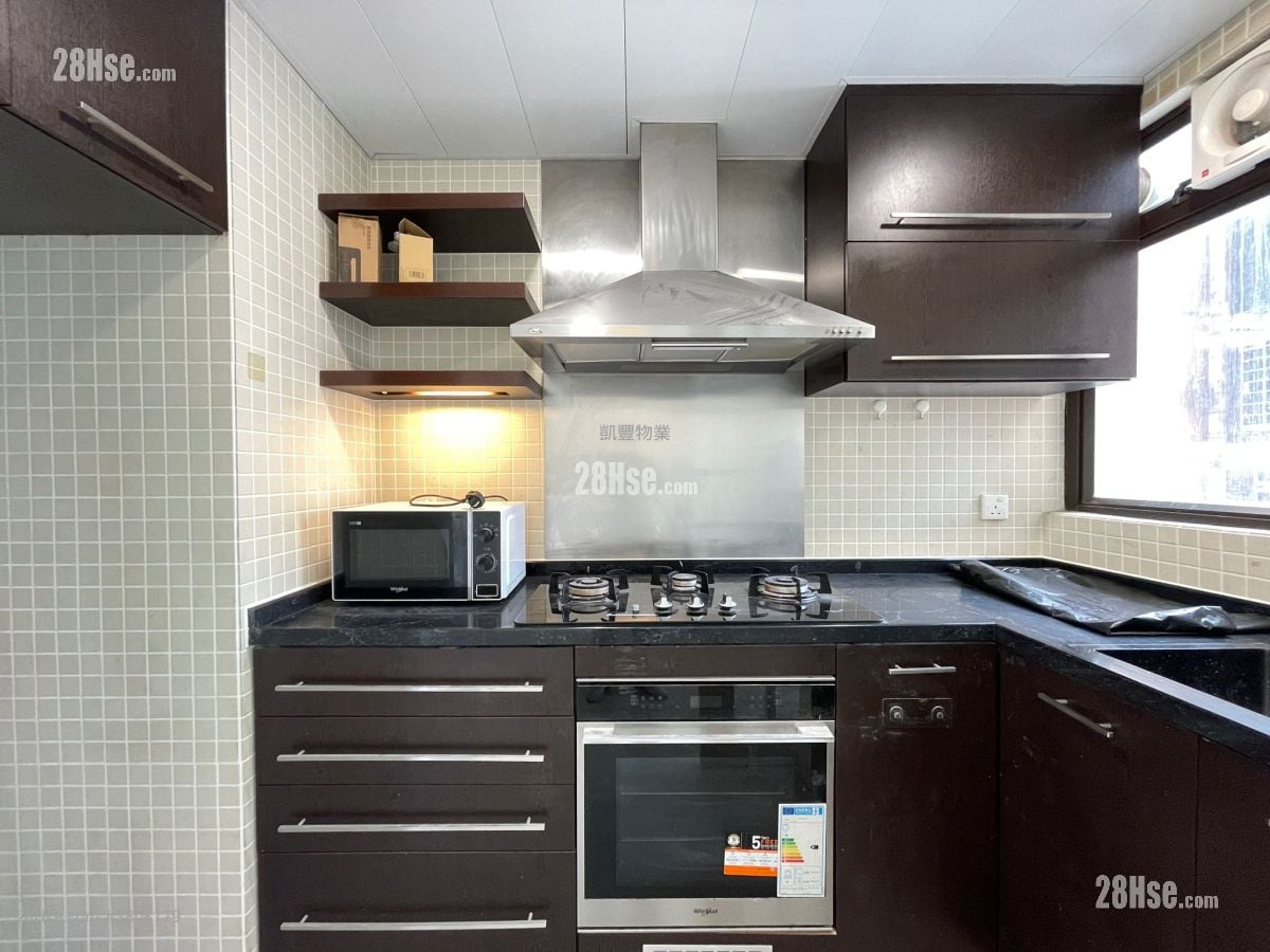 Caroline Garden Rental 3 Bedrooms , 2 Bathrooms 758 ft²