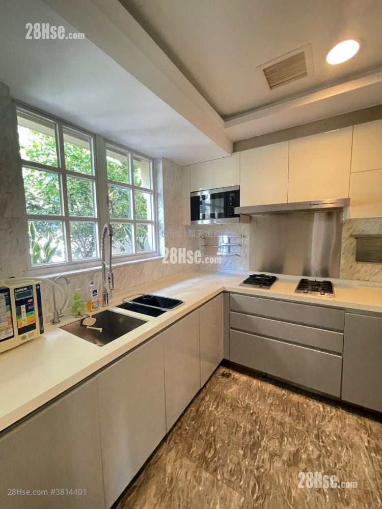 The Beverly Hills Rental 5+ Bedrooms , 3 Bathrooms 2,186 ft²