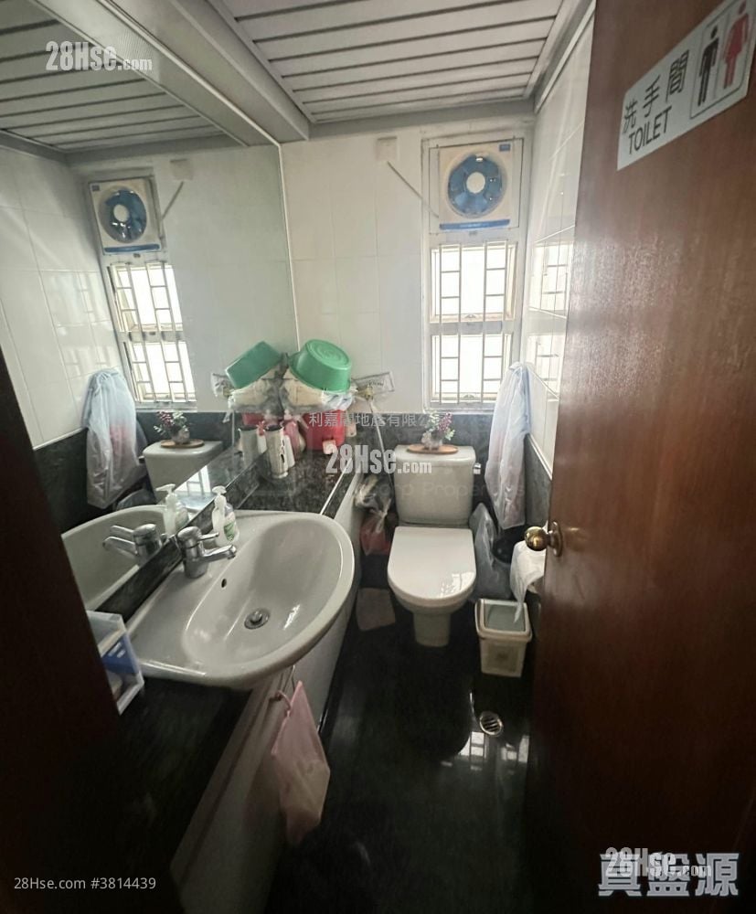 Sheung Shui Centre Sell 3 Bedrooms , 2 Bathrooms 532 ft²