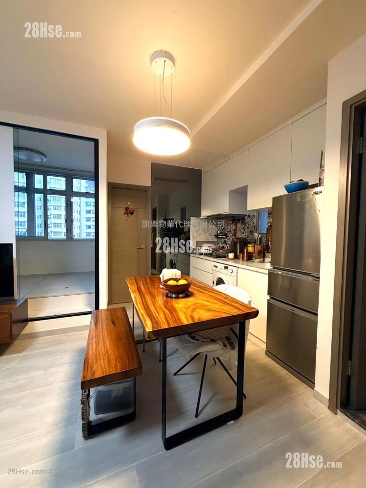 Hoi Lok Court Sell 3 Bedrooms 480 ft²