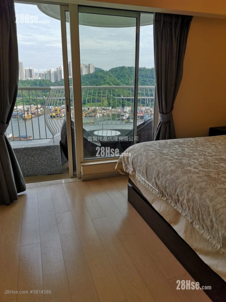 Golden Villa Sell 4 Bedrooms , 3 Bathrooms 2,110 ft²