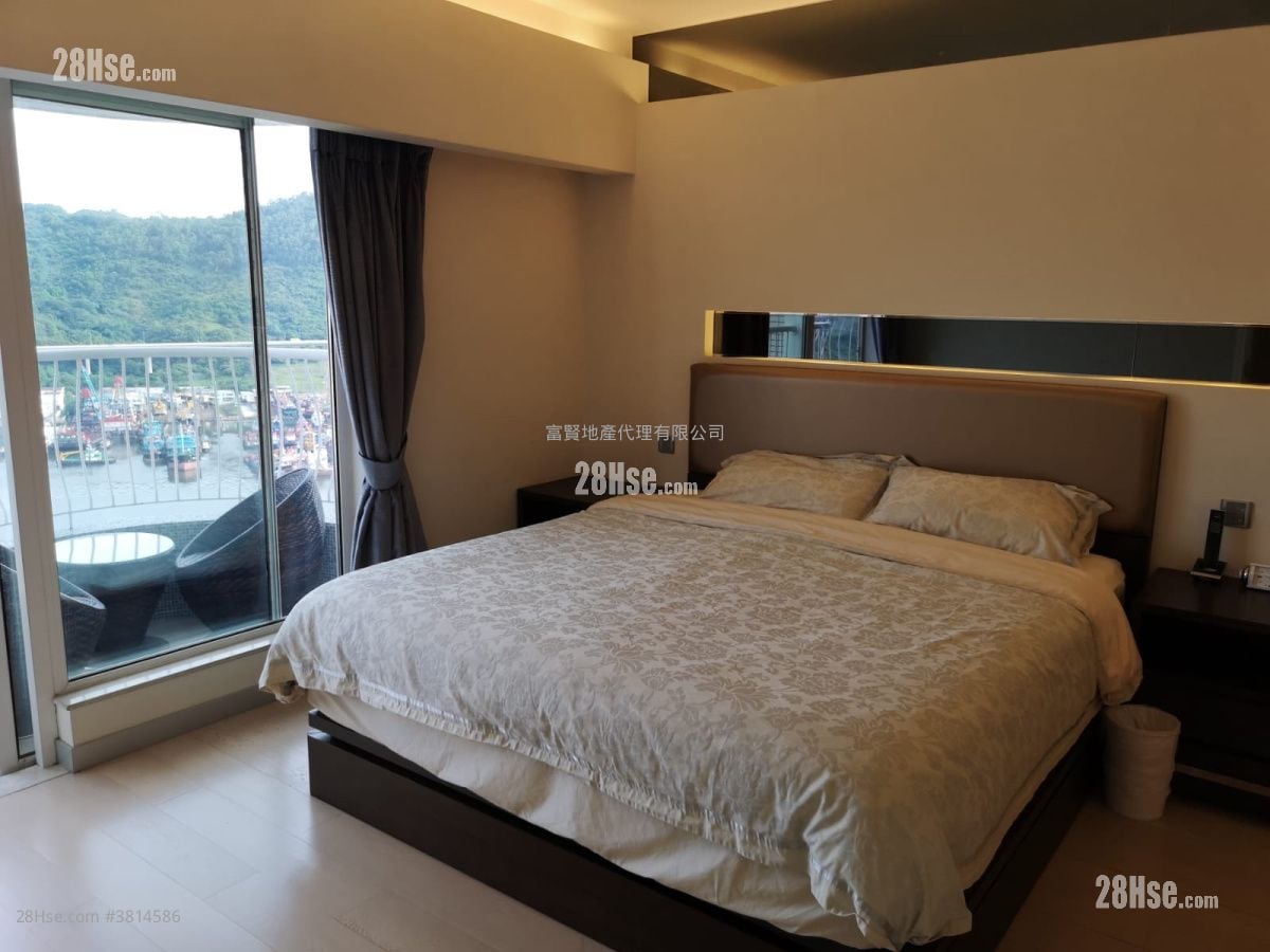 Golden Villa Sell 4 Bedrooms , 3 Bathrooms 2,110 ft²