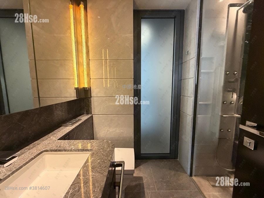 Ultima Sell 1,066 ft²