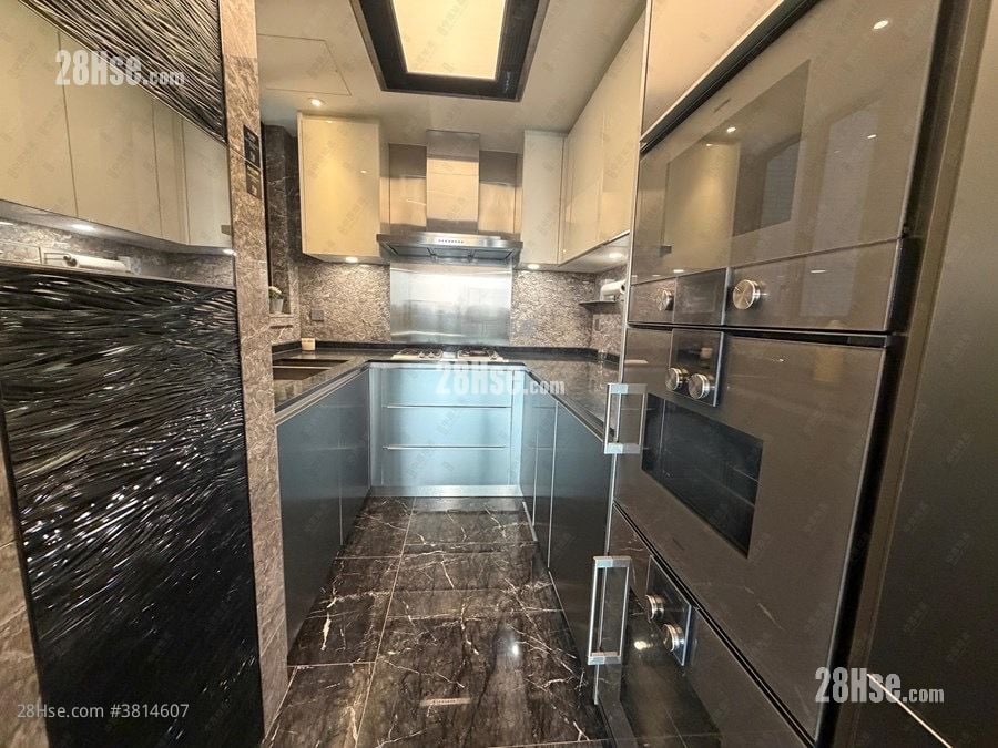 Ultima Sell 1,066 ft²