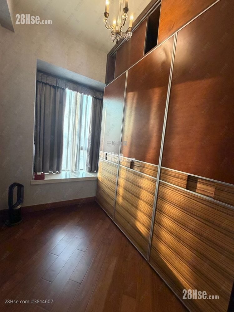 Ultima Sell 1,066 ft²