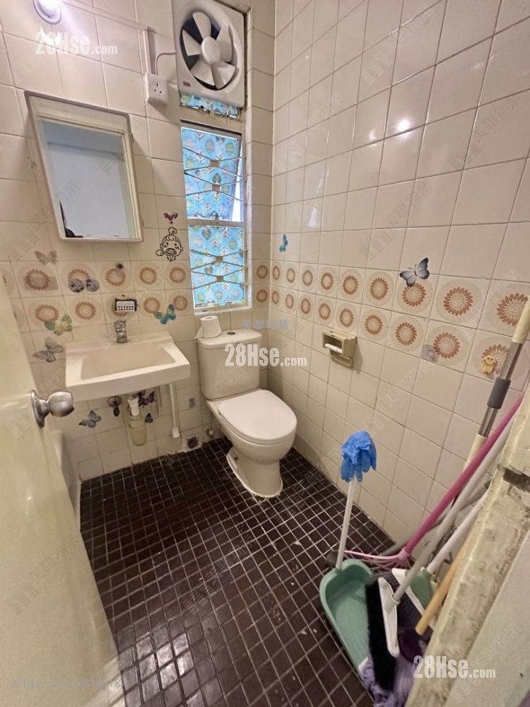 浴室: 绿杨新邨 租盘 2 房 , 1 浴室 445 平方尺