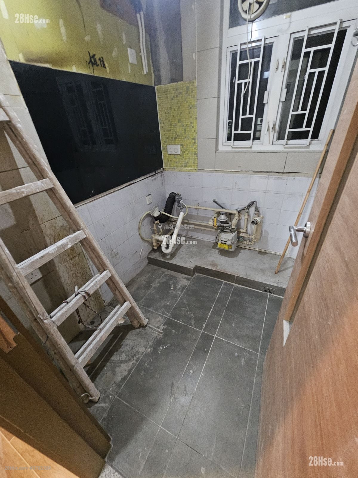 Metroregalia Rental 3 Bedrooms , 1 Bathroom 464 ft²