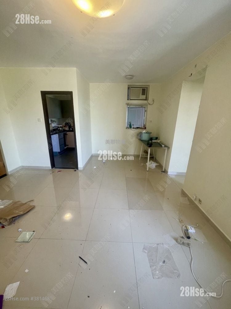 living room: Discovery Park Rental 3 Bedrooms , 2 Bathrooms 610 ft²