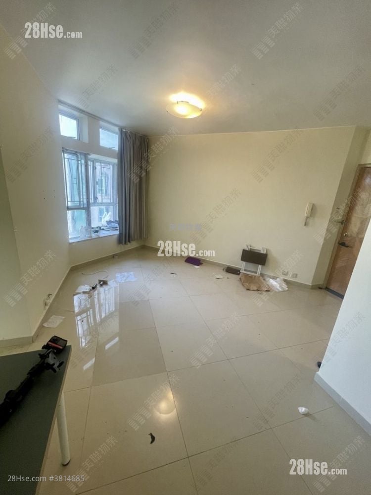 living room: Discovery Park Rental 3 Bedrooms , 2 Bathrooms 610 ft²