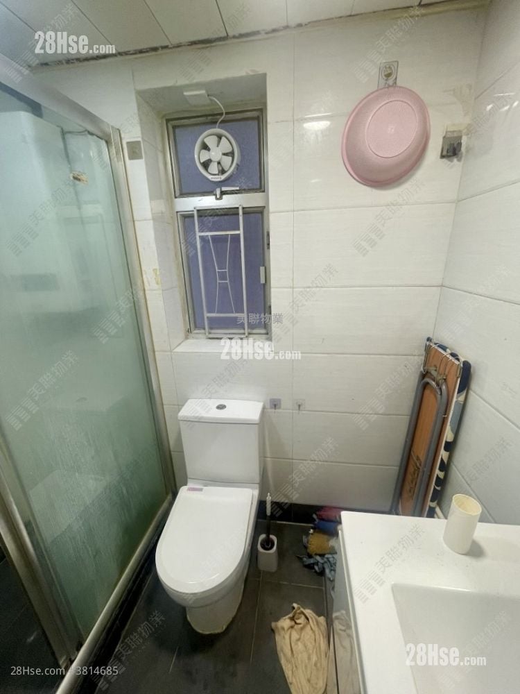 bathroom: Discovery Park Rental 3 Bedrooms , 2 Bathrooms 610 ft²