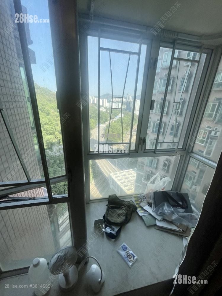 living room: Discovery Park Rental 3 Bedrooms , 2 Bathrooms 610 ft²