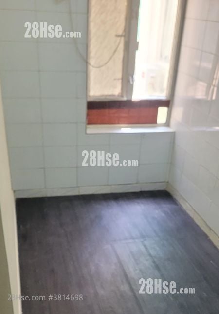 living room: 71 Prince Edward Road West Rental Studio , 1 Bathroom 100 ft²