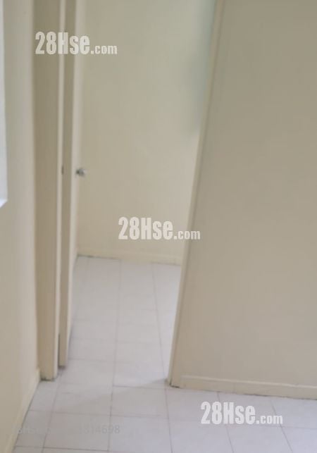 living room: 71 Prince Edward Road West Rental Studio , 1 Bathroom 100 ft²