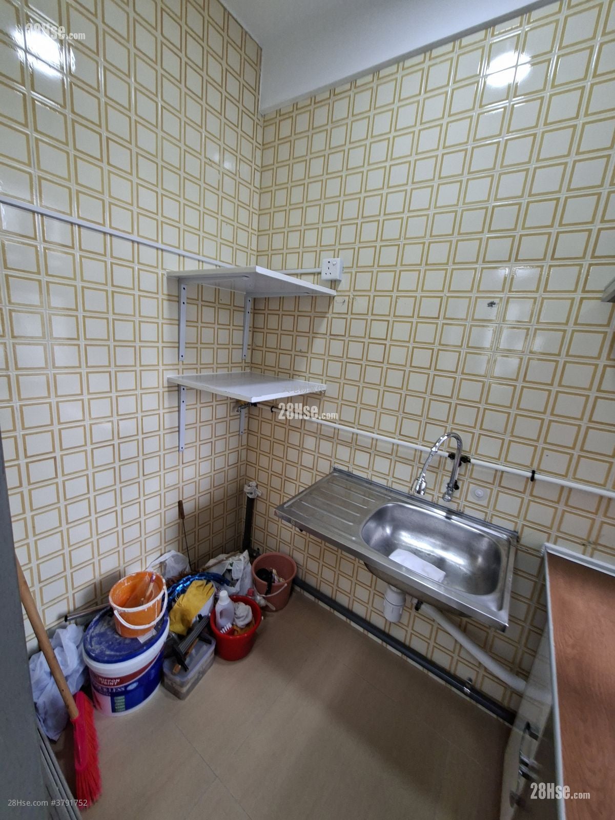 Fung Cheung Building Sell 2 Bedrooms , 1 Bathroom 333 ft²