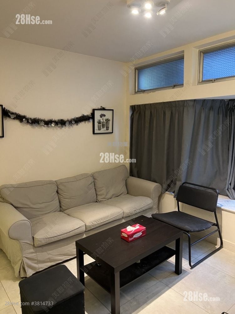 living room: Riviera Gardens Rental 3 Bedrooms , 2 Bathrooms 700 ft²