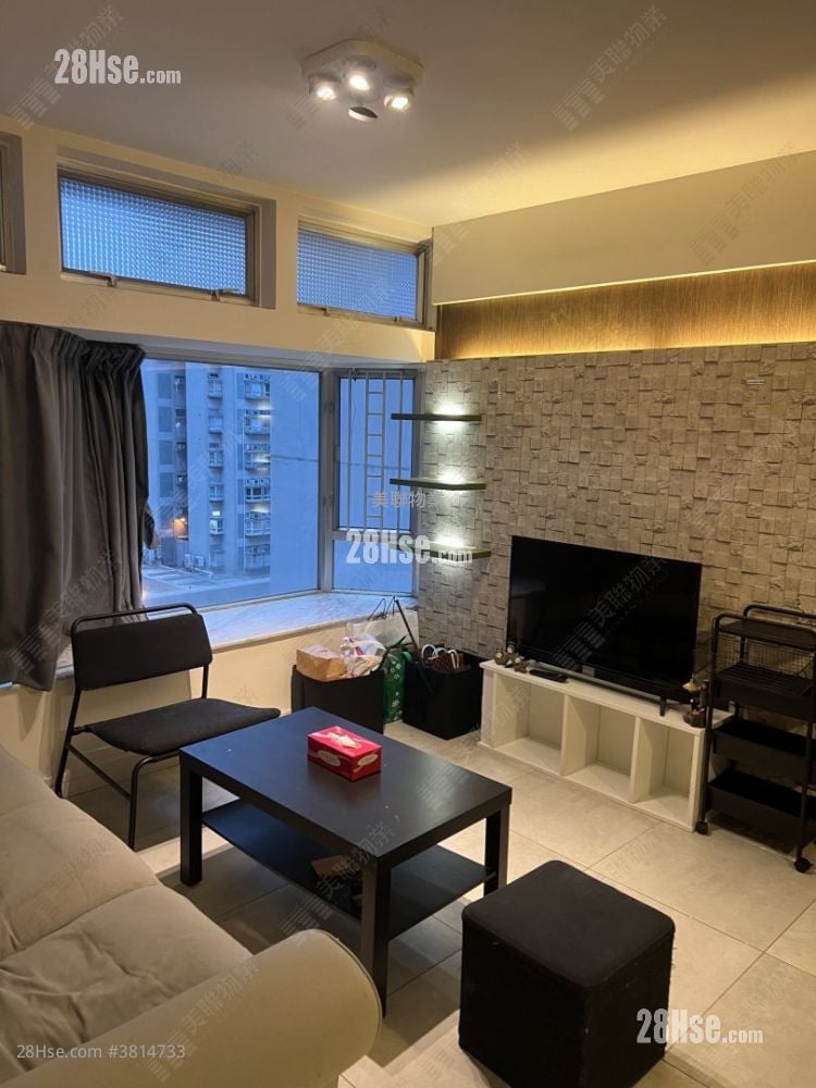 living room: Riviera Gardens Rental 3 Bedrooms , 2 Bathrooms 700 ft²