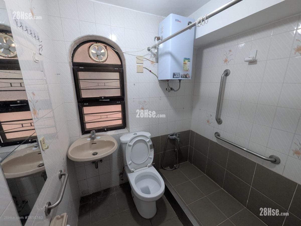 村屋 租盤 3 房 , 1 浴室 700 平方呎