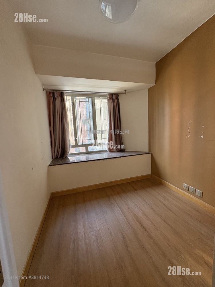 Hilton Plaza Sell 283 ft²