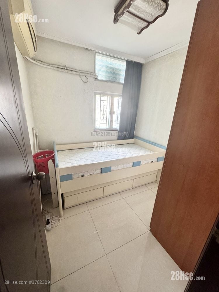 Fu Keung Court Sell 3 Bedrooms , 1 Bathroom 577 ft²