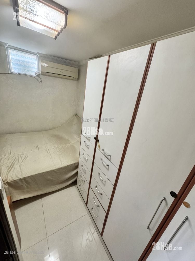 Fu Keung Court Sell 3 Bedrooms , 1 Bathroom 577 ft²