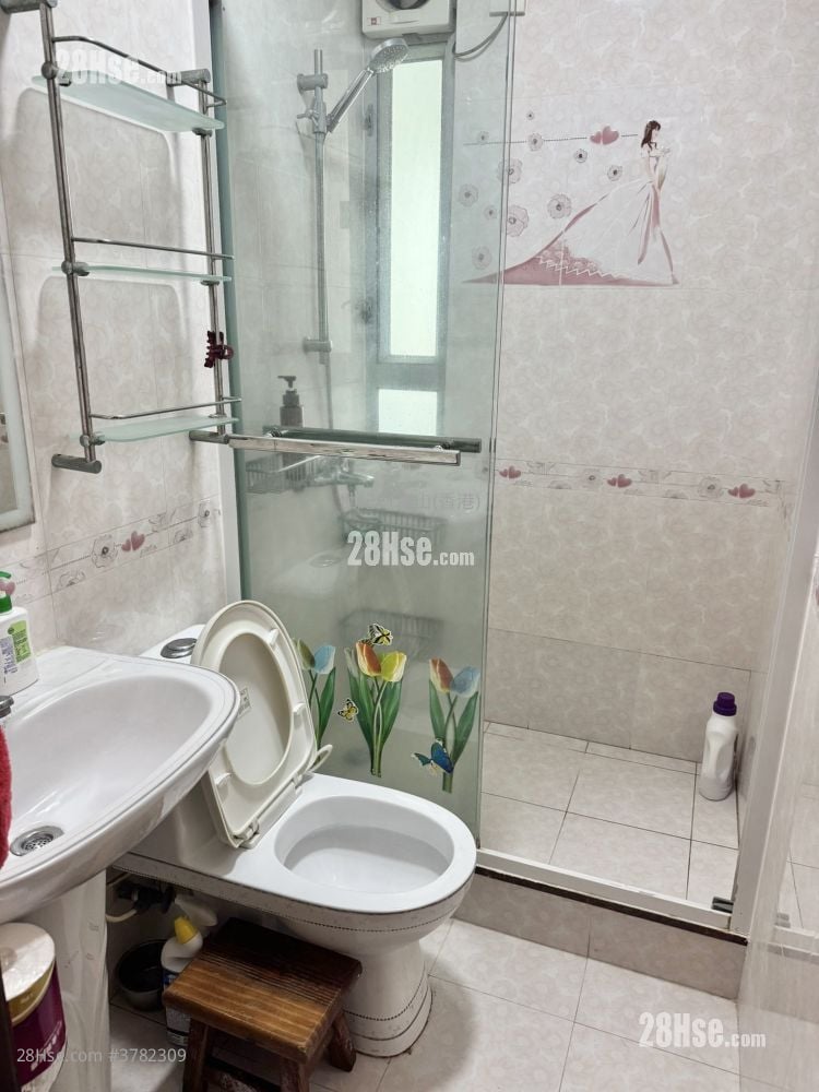 Fu Keung Court Sell 3 Bedrooms , 1 Bathroom 577 ft²