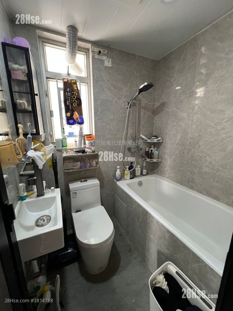 Yu Chui Court Sell 3 Bedrooms , 2 Bathrooms 650 ft²