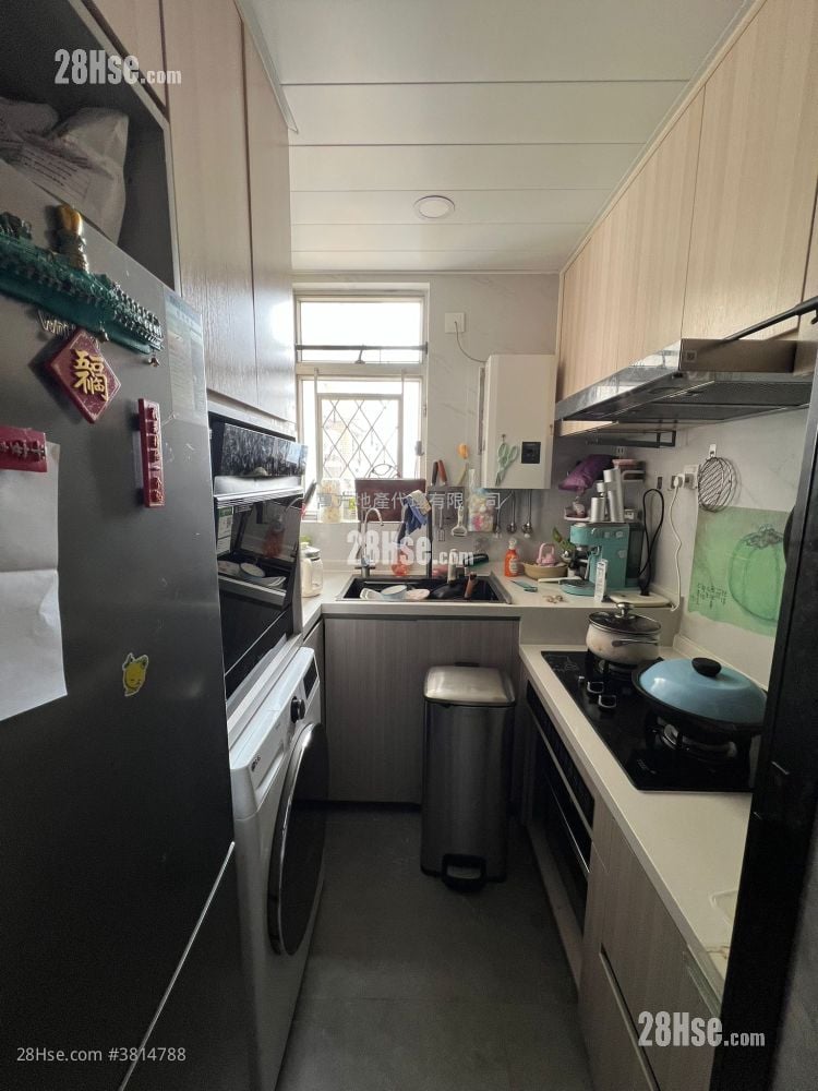 Yu Chui Court Sell 3 Bedrooms , 2 Bathrooms 650 ft²