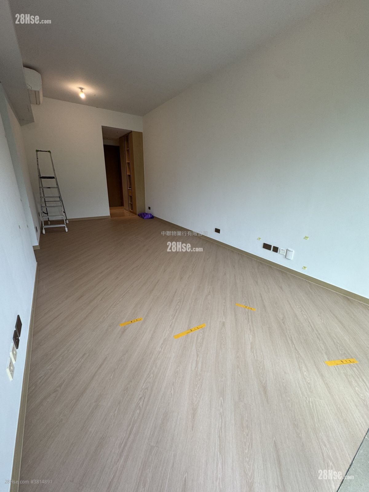 St. Michel Rental 967 ft²