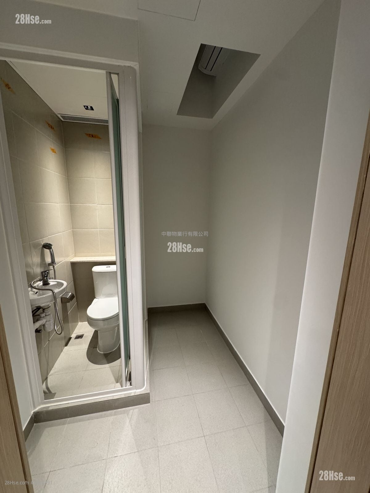 St. Michel Rental 967 ft²