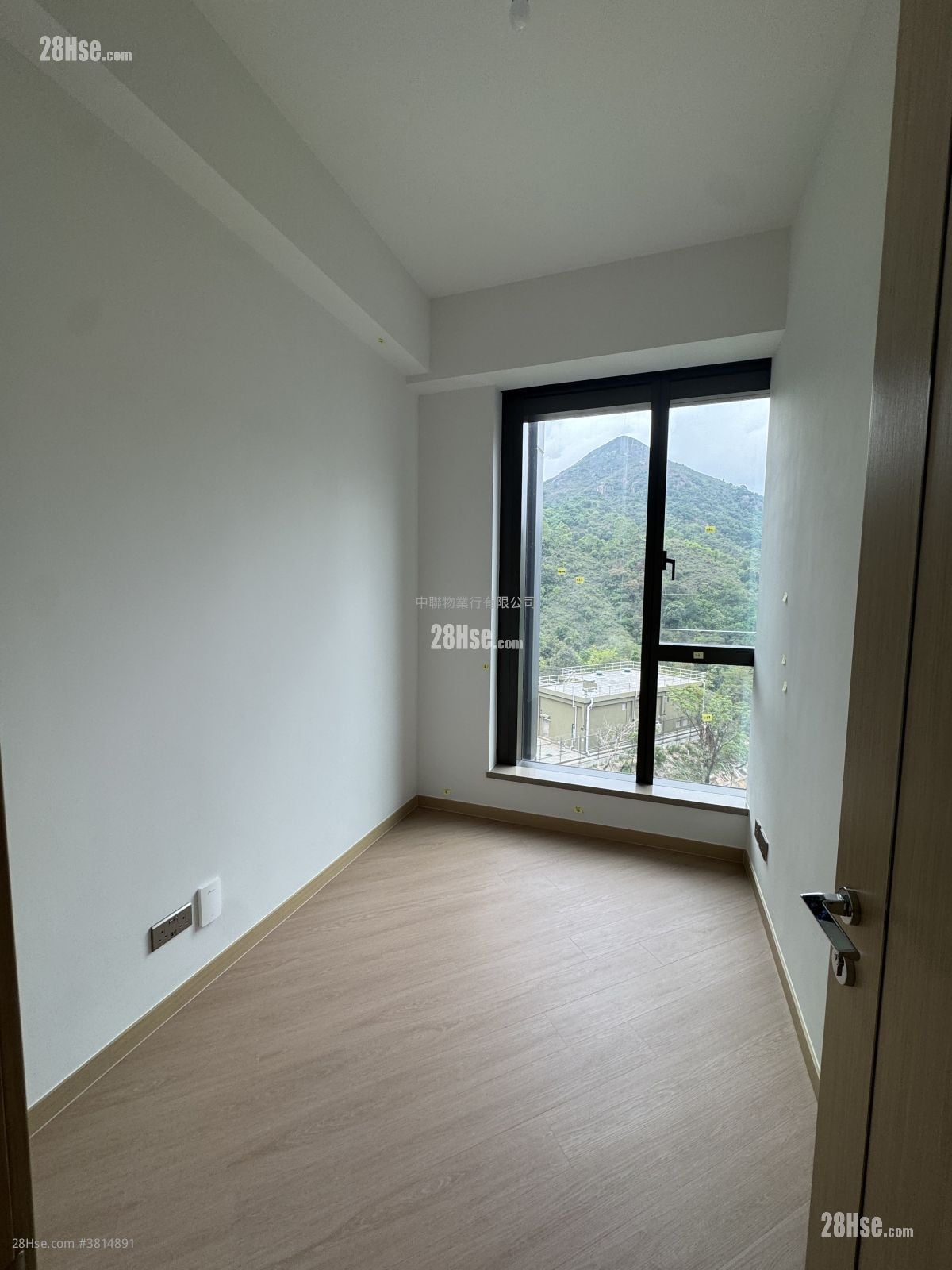 St. Michel Rental 967 ft²