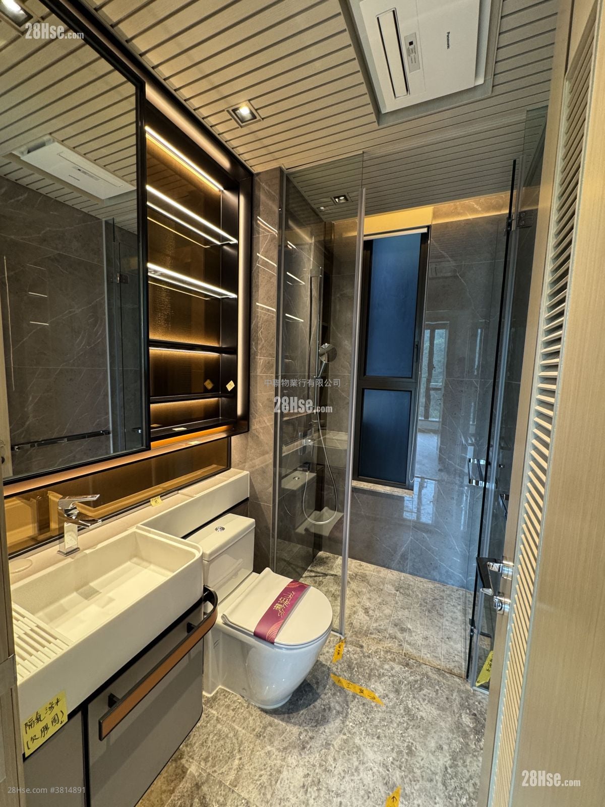 St. Michel Rental 967 ft²