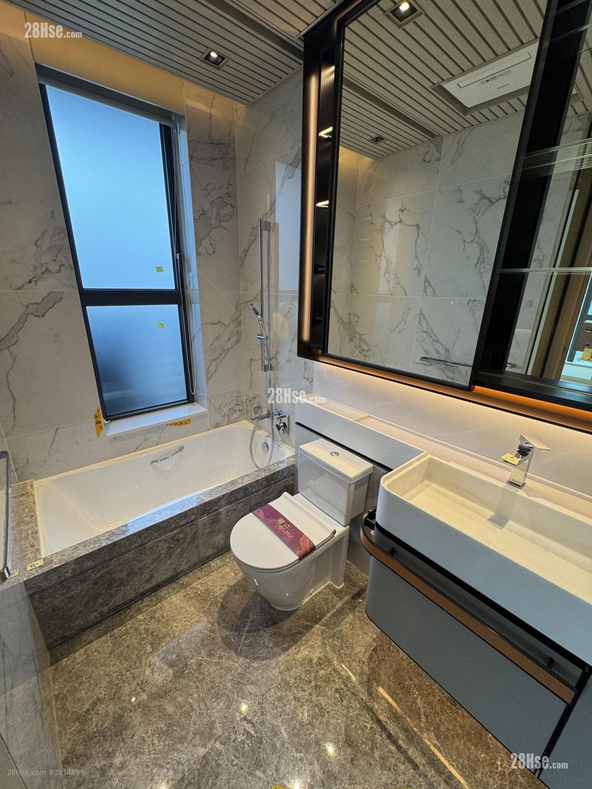 St. Michel Rental 967 ft²