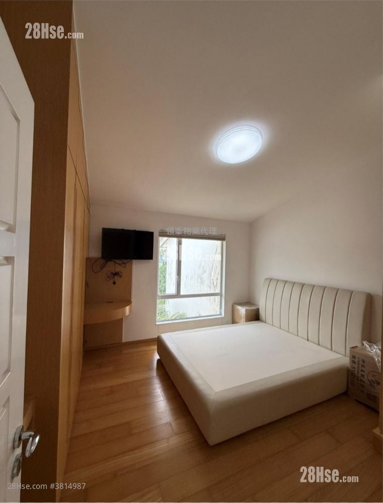 Strawberry Hill Rental 4 Bedrooms , 3 Bathrooms 2,903 ft²