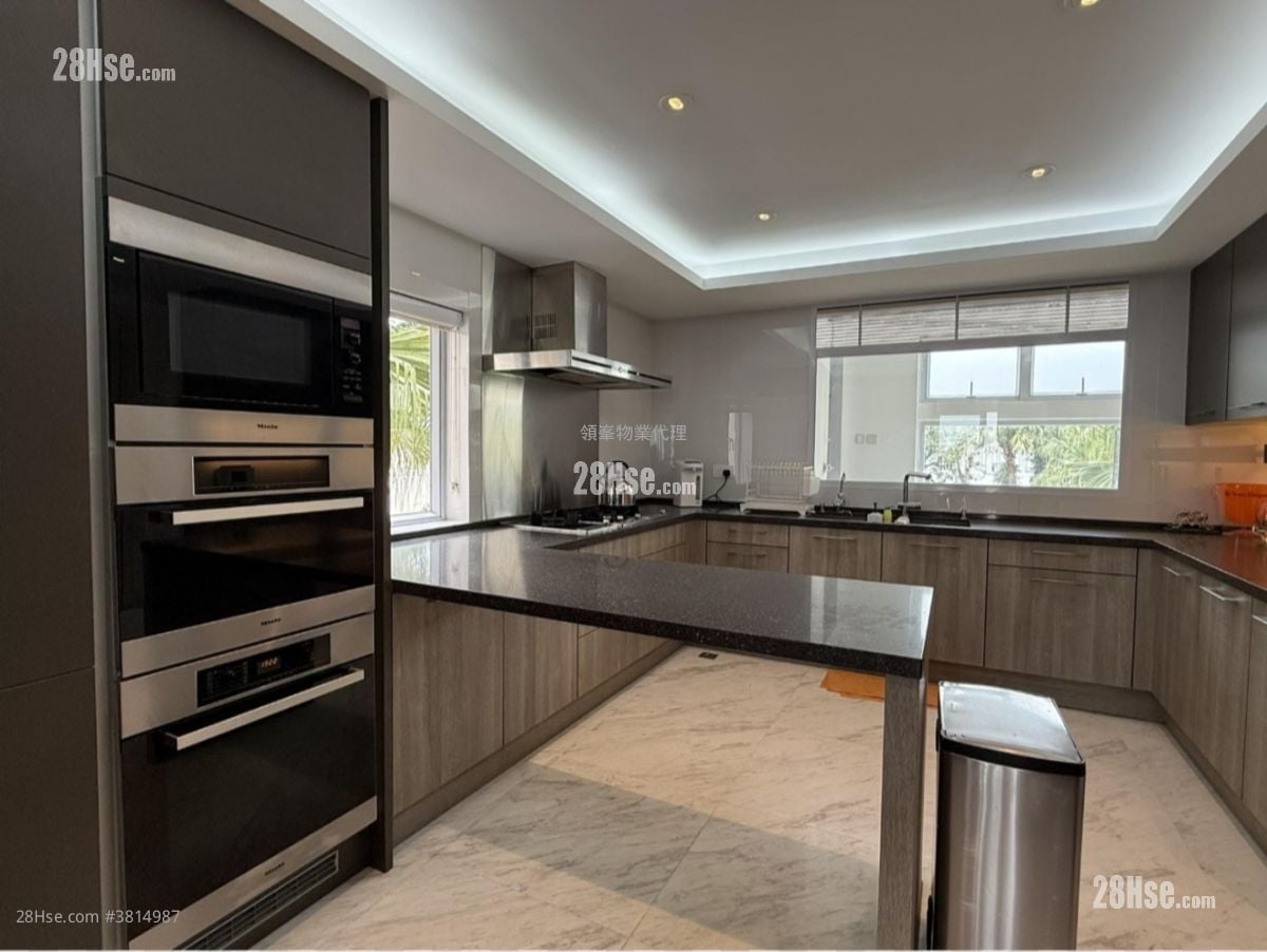 Strawberry Hill Rental 4 Bedrooms , 3 Bathrooms 2,903 ft²