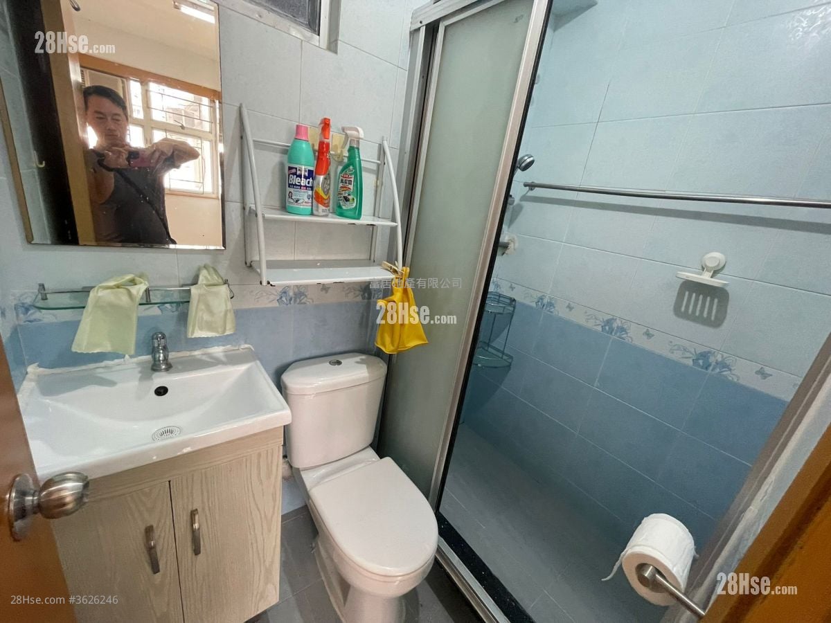 Manor Centre Rental 2 Bedrooms , 1 Bathroom 310 ft²