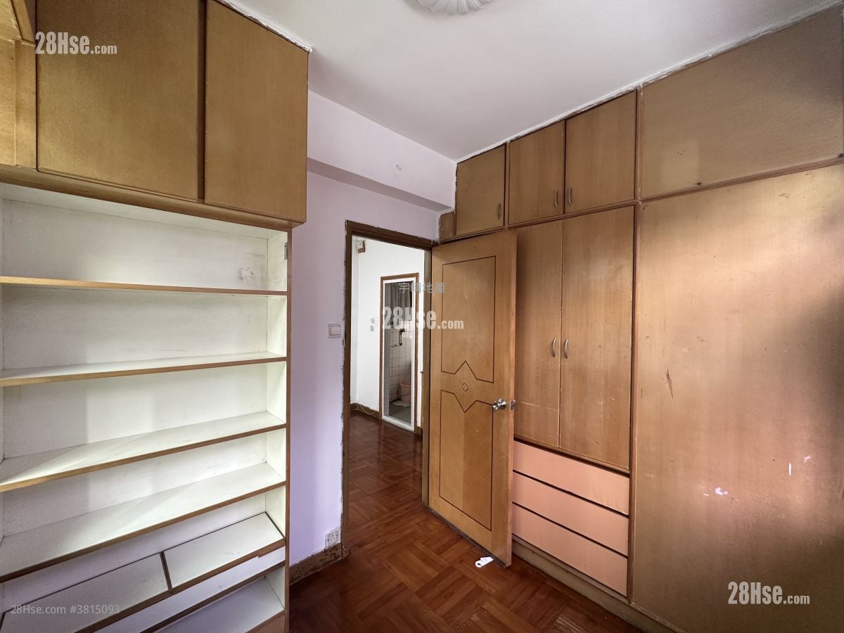 Lee Tak Cheong Mansion Sell 2 Bedrooms , 1 Bathroom 329 ft²