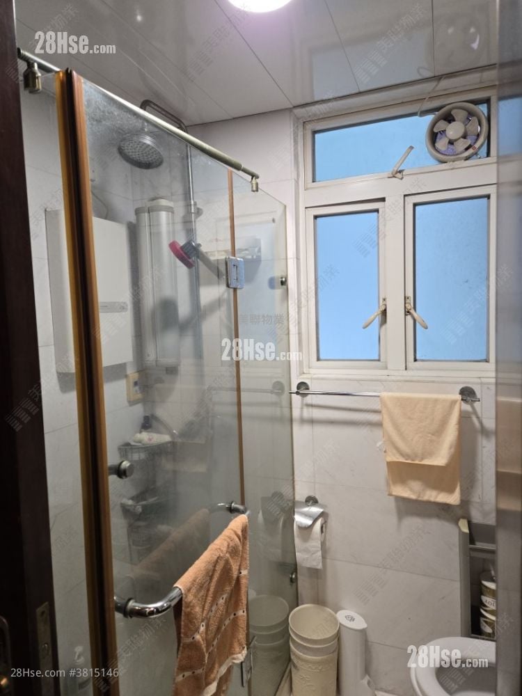 bathroom: The Blue Yard Rental 2 Bedrooms , 1 Bathroom 605 ft²