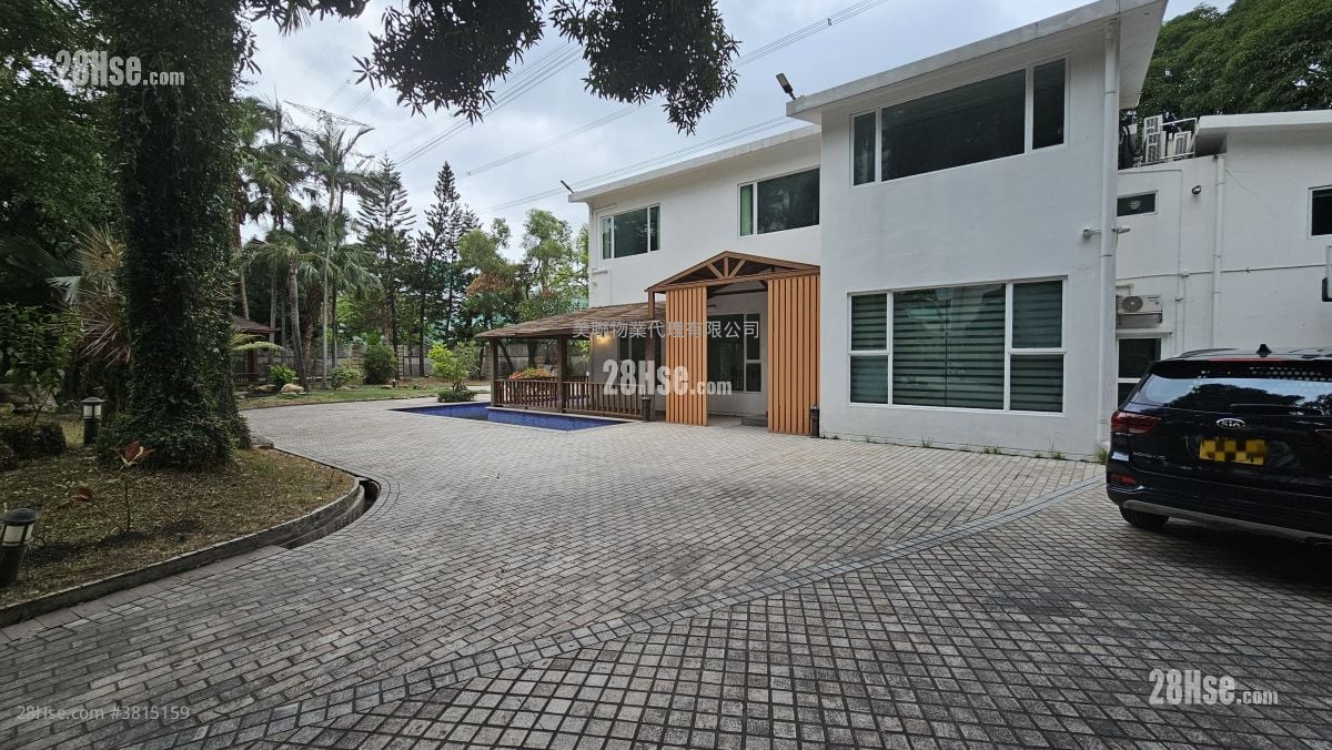 Village Sell 4,000 ft²