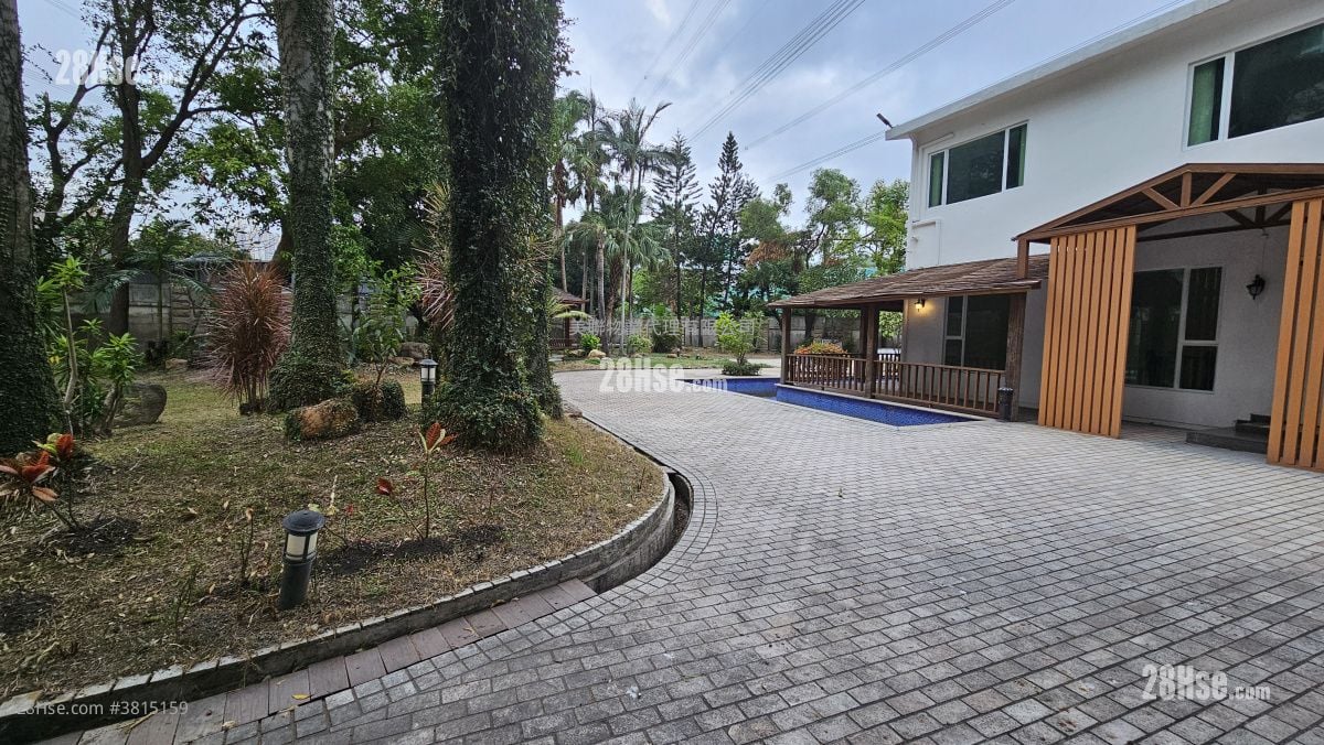 Village Sell 4,000 ft²