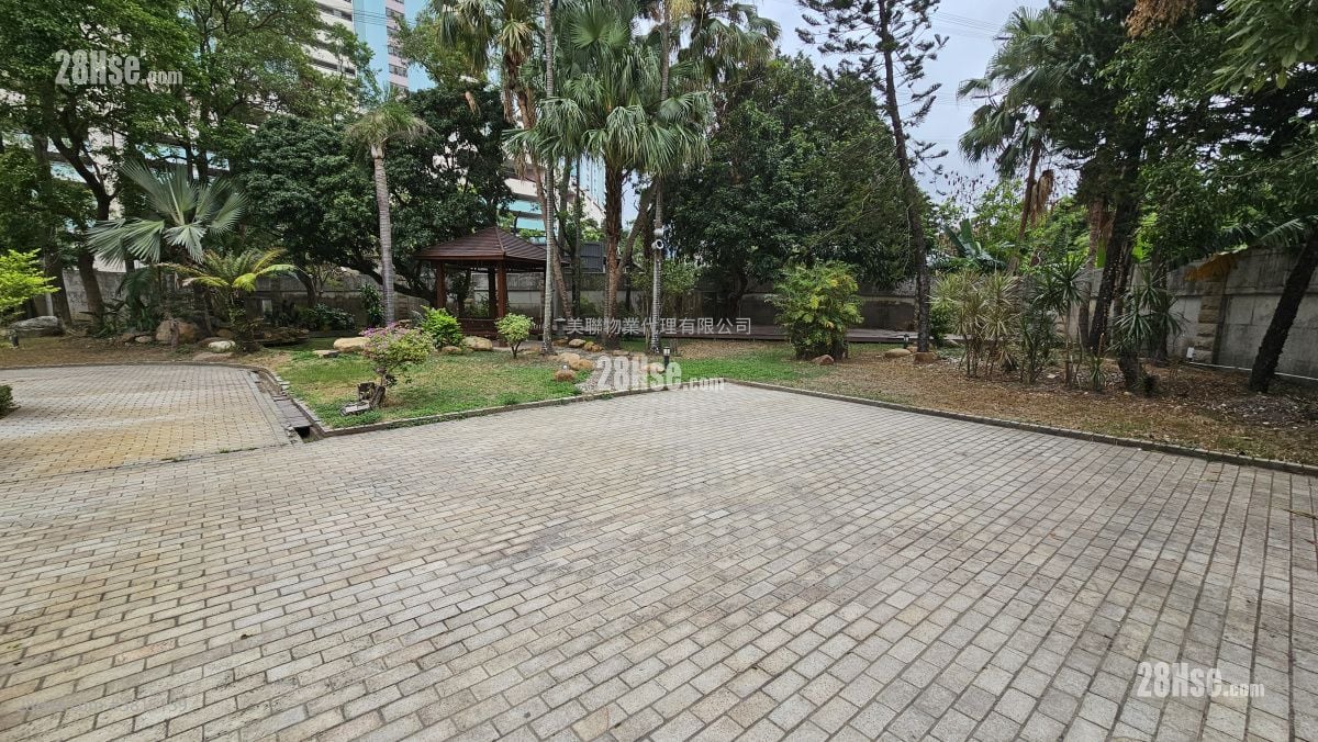 Village Sell 4,000 ft²