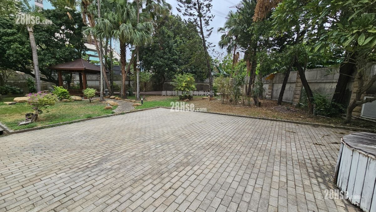 Village Sell 4,000 ft²