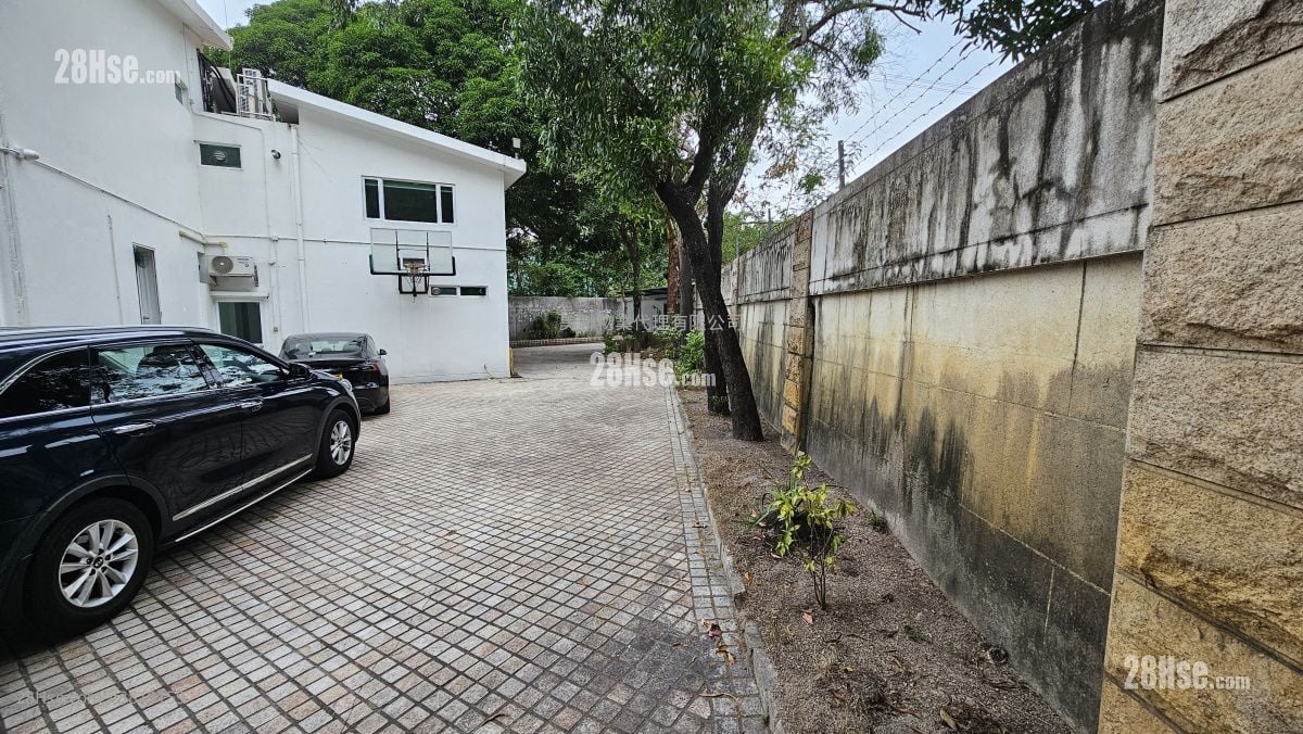 Village Sell 4,000 ft²