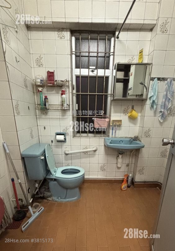 Hing Wah House Sell 3 Bedrooms , 1 Bathroom 722 ft²