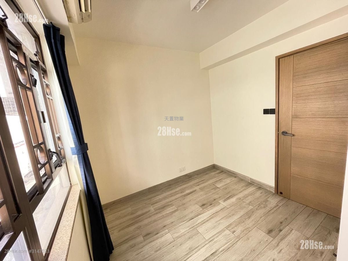 Great Garden Sell 3 Bedrooms , 1 Bathroom 583 ft²