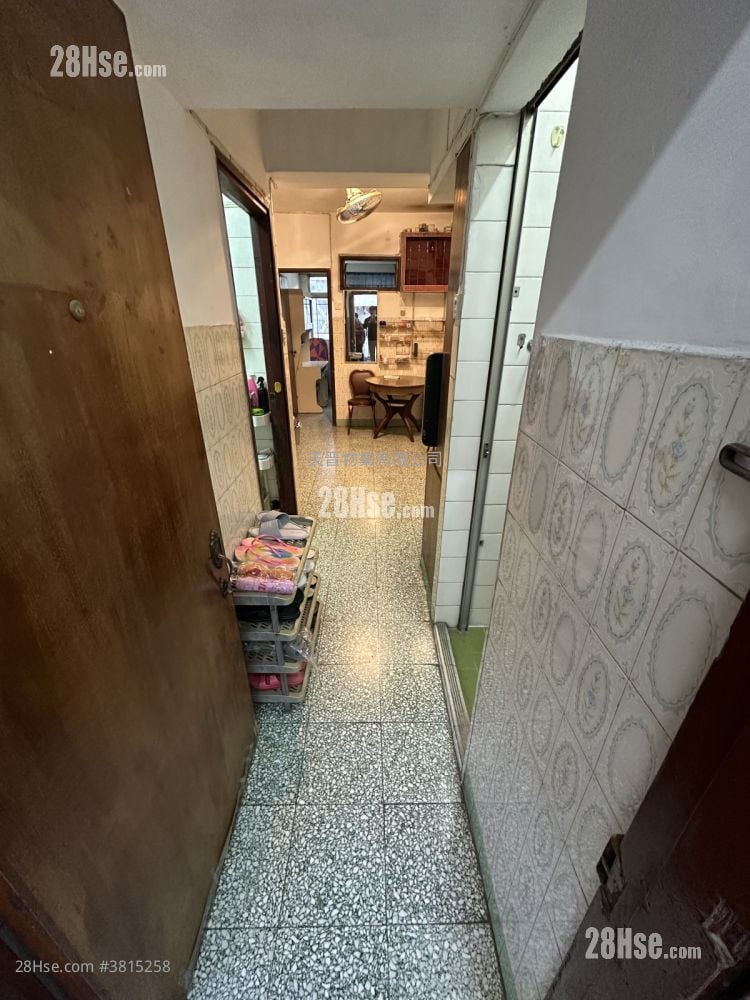 Cheong Shing Court Sell 3 Bedrooms , 1 Bathroom 455 ft²